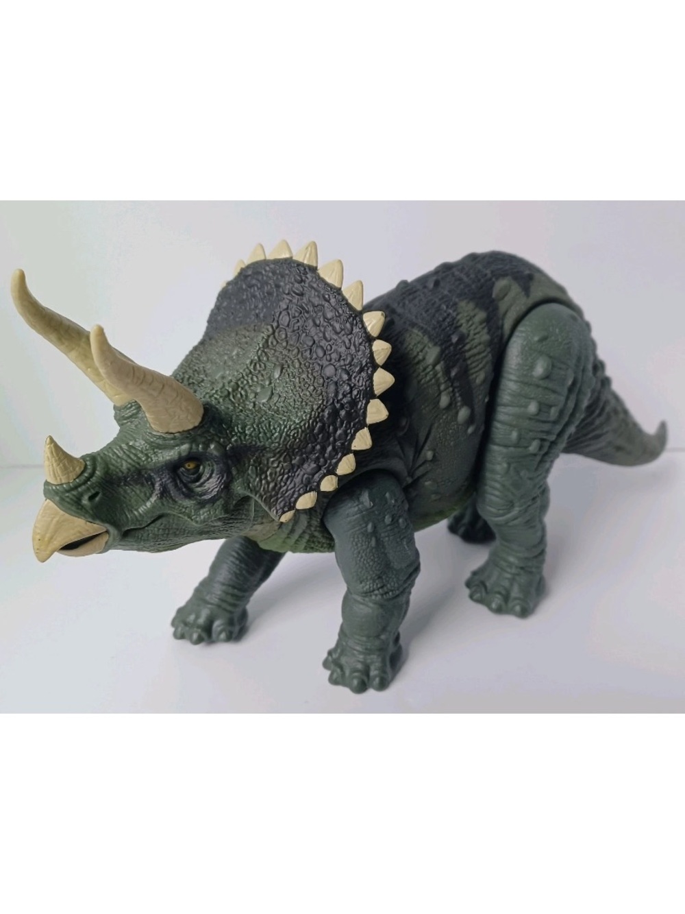Jurassic Park World Reimagined Legacy Collection Real Feel Triceratops Figure